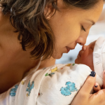 Новородено бебе Първи грижи за Здравето и Хигиената